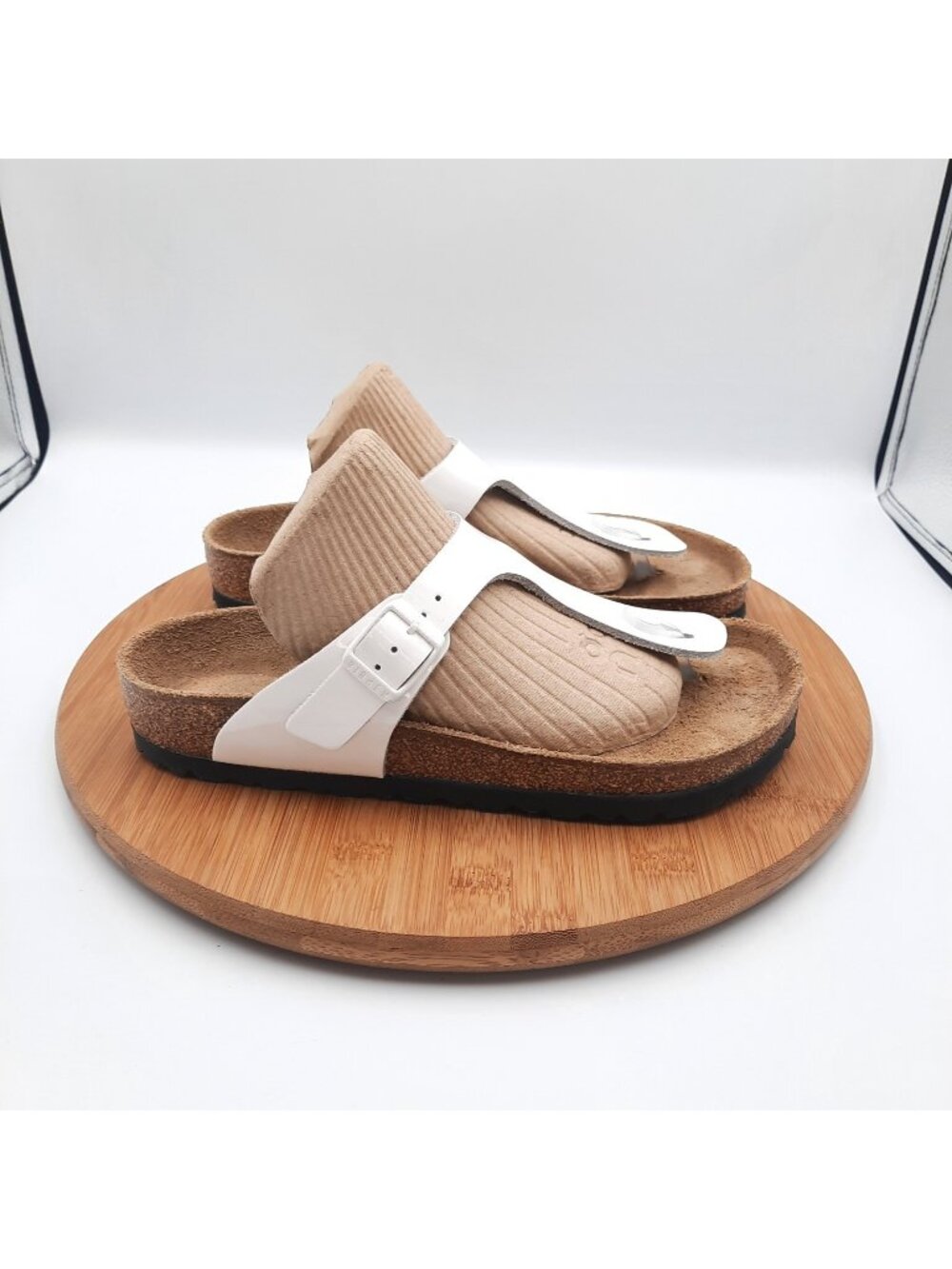 Birkenstock Gizeh Womens Size 7 Sandles White Natural Patent Leather Toe Post - Picture 1 of 10